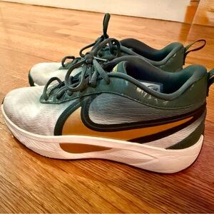 Nike Giannis Freak 6 Sneakers 4Y